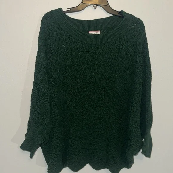 Green Sweater with Scalloped Bottom from Andree by Unit Size Medium - Picture 4 of 7